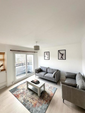 Central 2 bed property near Nine Elms Station